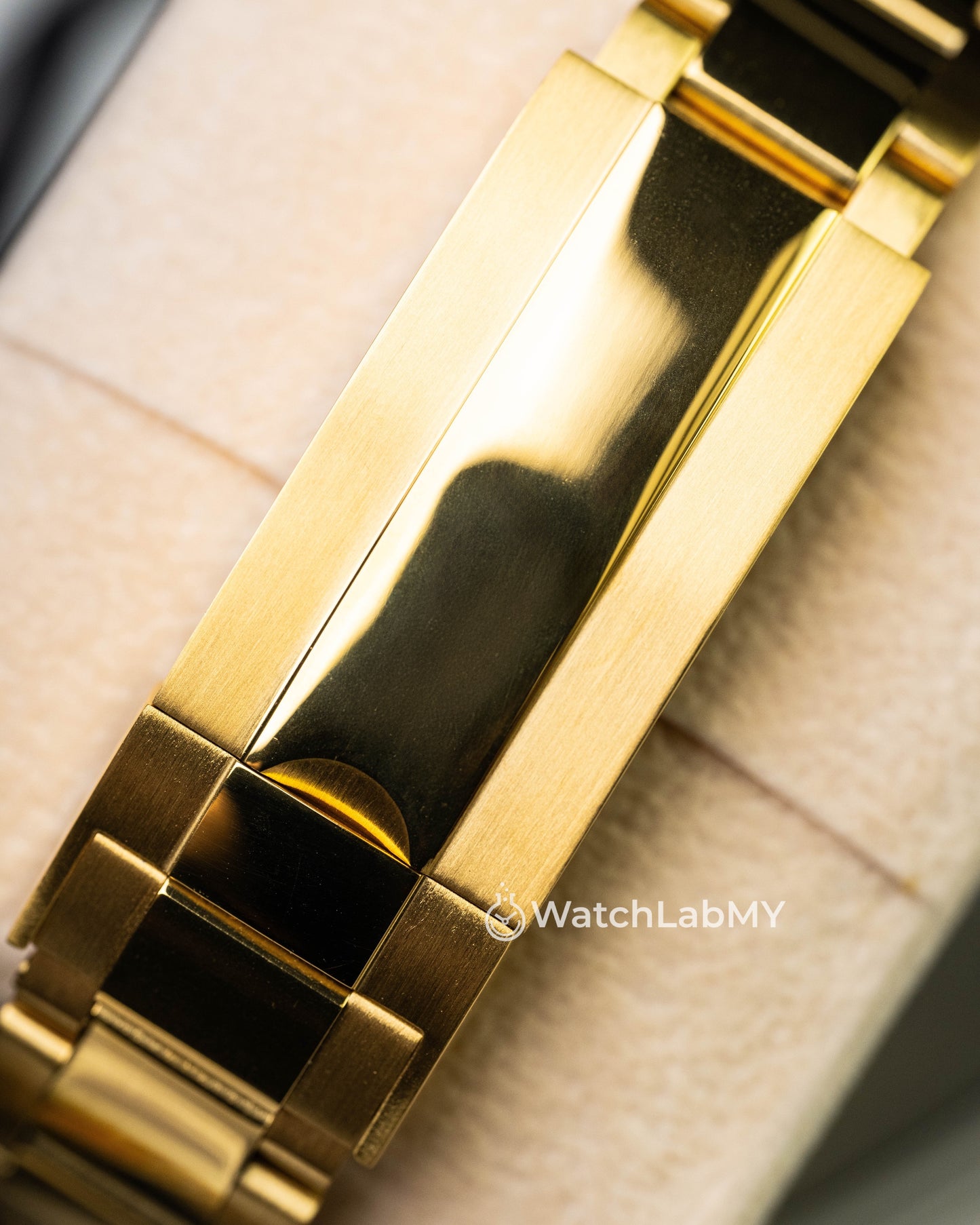 Daytona | Gold Arabic